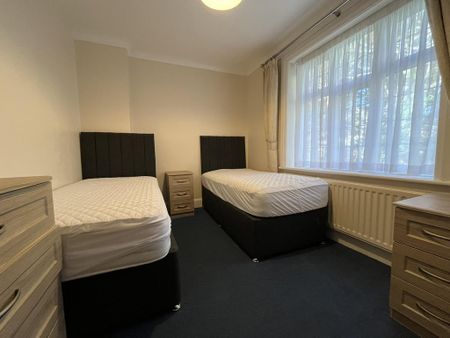 3 bedroom flat to rent - Photo 4