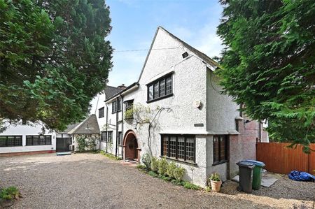 A beautifully presented and spacious six bedroom, five bathroom house. Offered unfurnished and available now. - Photo 2