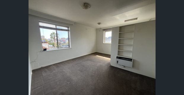 Bright & Spacious Top-Floor Living with Scenic Outlooks - Photo 1