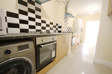 1 bedroom in a house share to rent - Photo 4