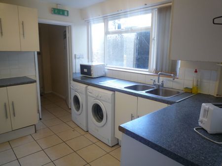 1 bed Apartment - To Let - Photo 4