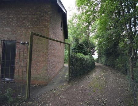 Higher Lane, Lymm - Photo 3