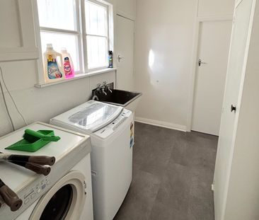 Awapuni - 4 Bedrooms - Photo 4