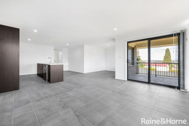 2/8 Conway Close, Tamworth, NSW 2340 - Photo 1