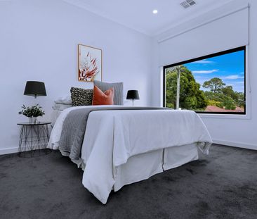 "Stunning townhome" - Photo 5