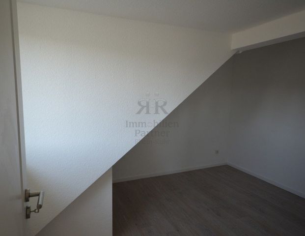 Helle frisch renovierte 3-Raumwohnung im DG in energetisch saniertem Haus! - Foto 1