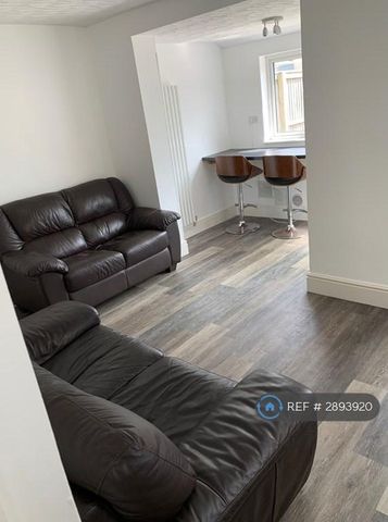 4 bedroom end of terrace house to rent - Photo 4