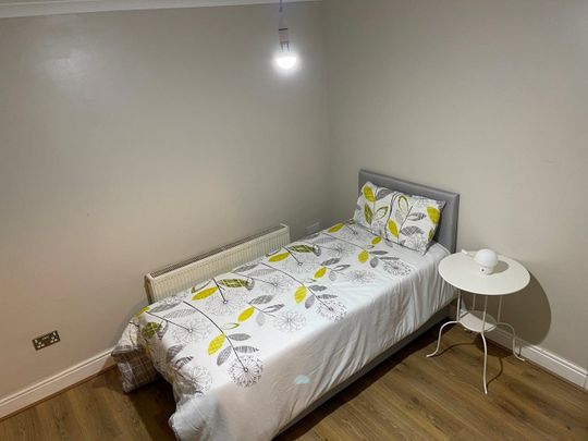 4 Bed Detached House, Bishops Road, CR0 - Photo 1