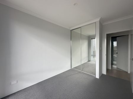 Stylish Low-Maintenance Home in Treeby Lake Estate - Photo 3