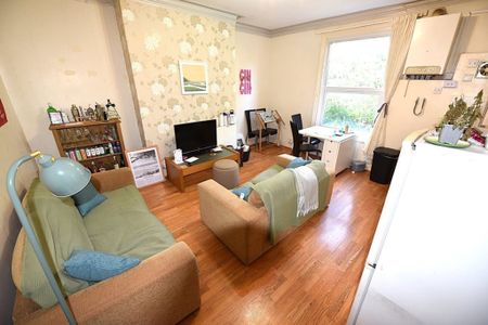 1 bedroom Flat in Victoria Road, Leeds - Photo 4