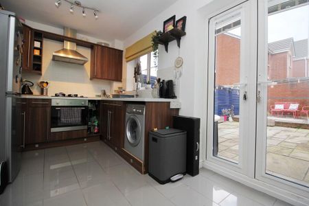 2 bedroom semi-detached house to rent - Photo 3