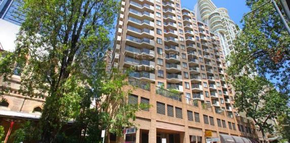 “New Paint, New Carpet, Bright & Sunny 2 Bedroom Apartment - Windsor Plaza” - Photo 2