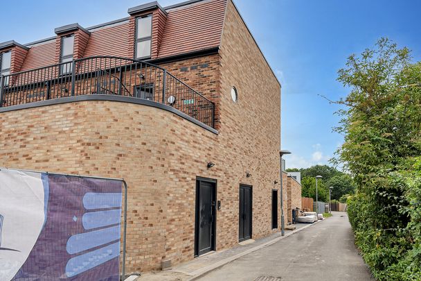 Staines Road, Feltham, TW14 - Photo 1