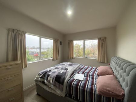 Keeping it light in Bordesley - Photo 3