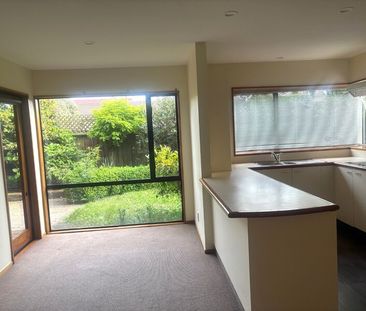 Townhouse on popular Clyde Rd – 3 Bedrooms 2 bathrooms - Photo 3