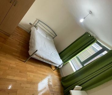 Room in a Shared Flat, Copenhagen Place, E14 - Photo 3