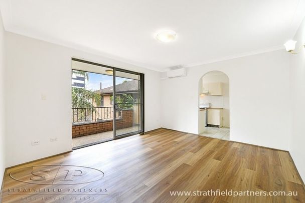 Bright 2 bedroom unit - Photo 1