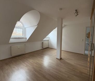 Charmante Dachgeschosswohnung mit Einbauküche in Meerane - Photo 2