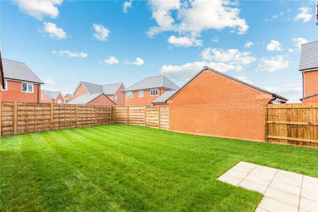 Stylish, modern Five bedroom home with upgraded specification, excellent energy efficiency, double garage and South-facing garden - Photo 2