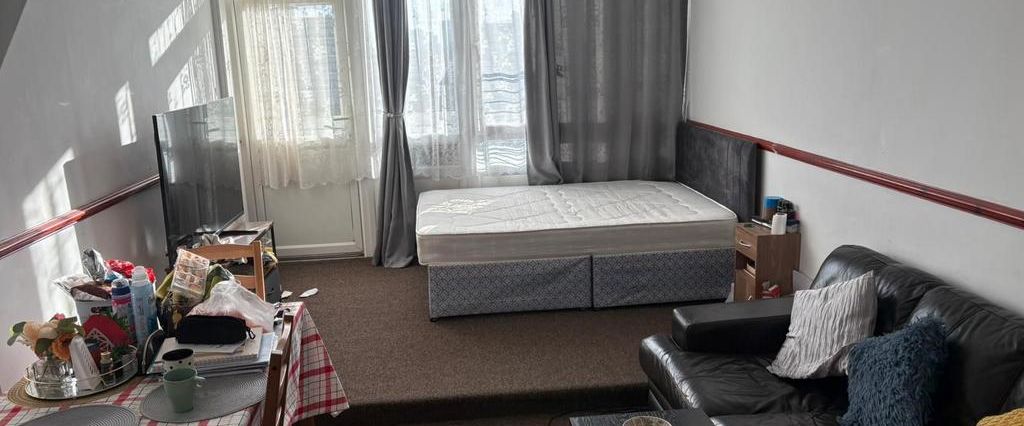 1 bedroom in a flat share to rent - Photo 1