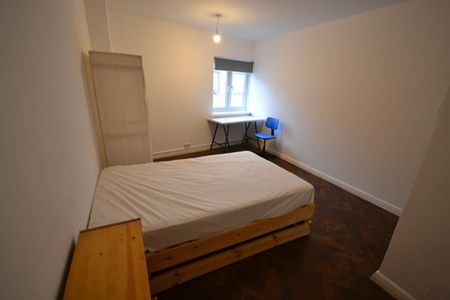 3 bedroom Flat To Let - Photo 3