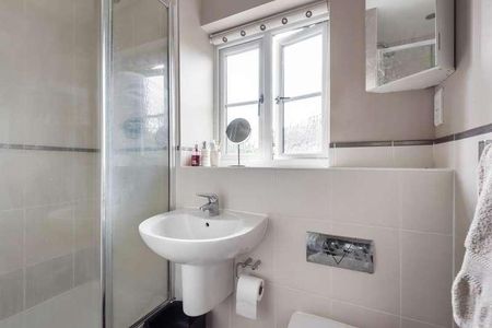 Maidenhead, Berkshire, SL6 - Photo 2