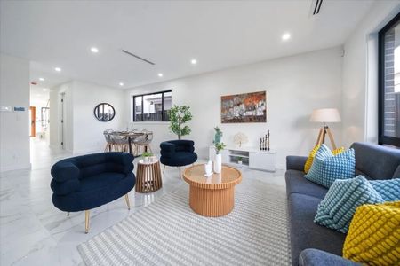 Immaculate Five-Bedroom Double-Storey Masterpiece - Photo 4