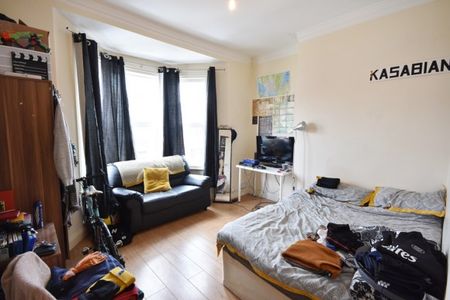 3 Bed - Biddlestone Road, Heaton - Photo 5