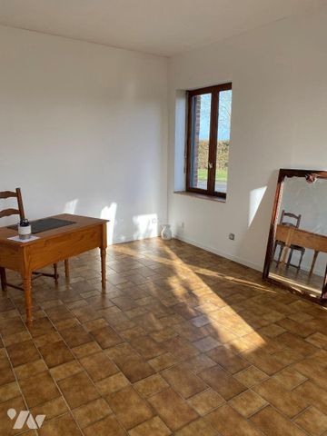 Une maison avec un jardin qui est situé à côté de la maison Au rez de chaussée : un séjour, u... - Photo 2