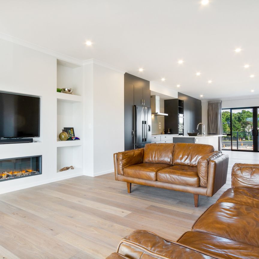 Immaculate townhouse with granny flat, solar & high spec finishes! - Photo 1