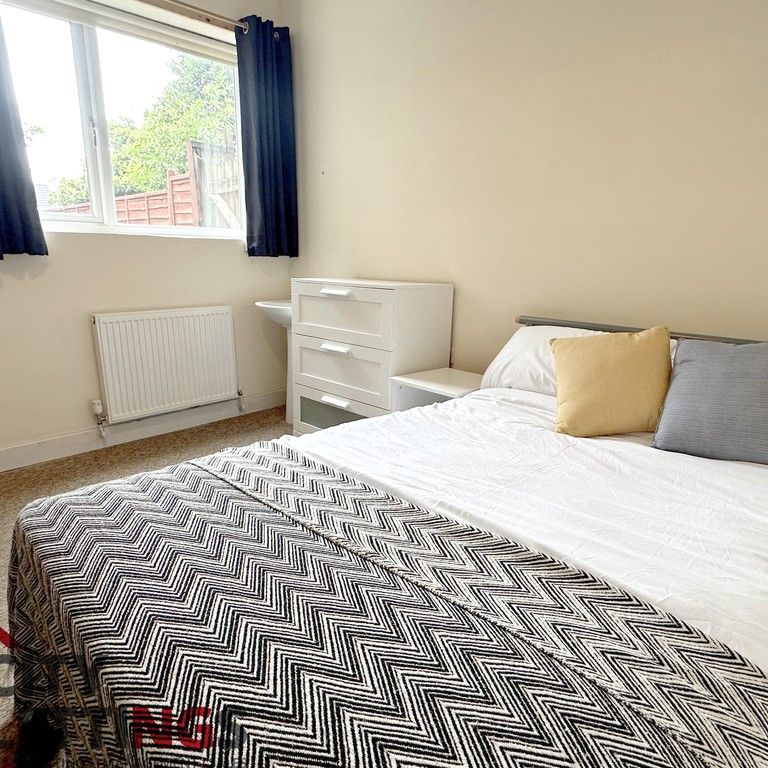 5 Bedroom Mid Terraced House - Photo 1