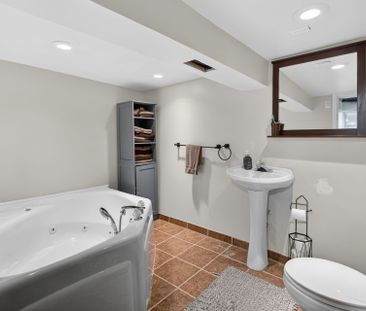 For Lease - 209 Glendale Avenue, Hamilton, Ontario - Photo 2