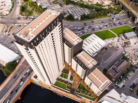 Available June! | Allocated Parking | Balcony | Fully Furnished | Two Double Bedroom | Two Bathroom | 24/7 Concierge & Communal Gardens - Photo 4