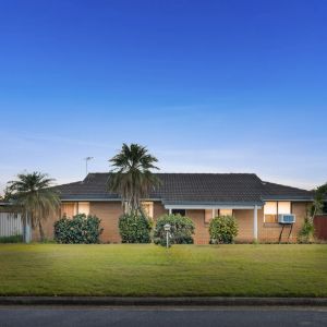 Spacious Four-Bedroom Home with Side Access & Secure Parking - Photo 2