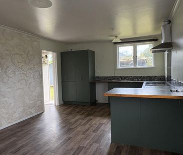 Three bedrooms, Large corner section! - Photo 6