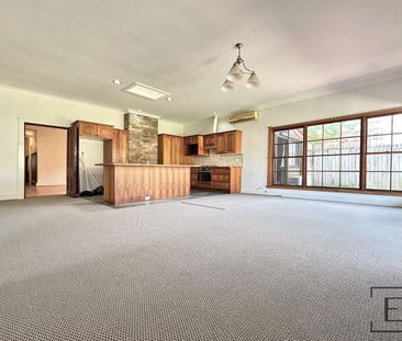 SPACIOUS FAMILY HOME IN THE HEART OF GLADESVILLE - Photo 5