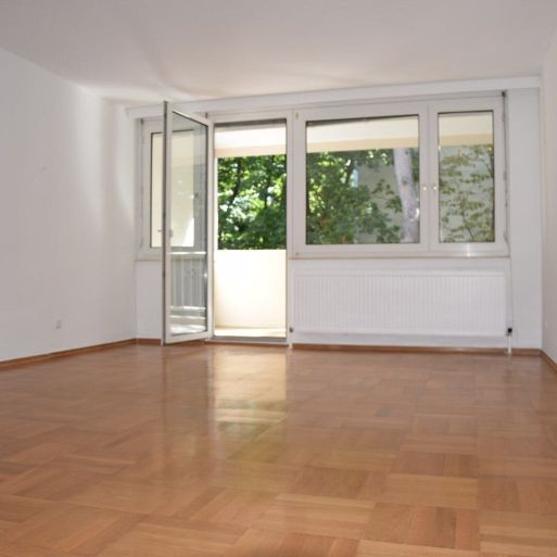 Großzügige, top renovierte Wohnung mit Loggia und Garagenplatz - Blick ins Grüne! - Foto 1