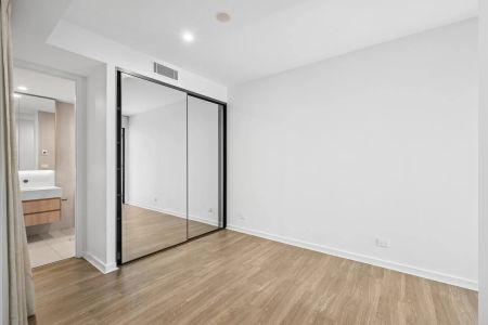 Sun-Filled Luxury Living by Lake Burley Griffin - Photo 3