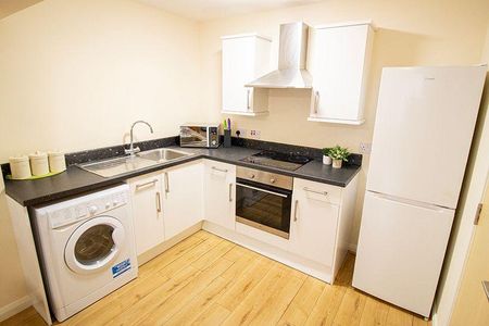 4 bedroom flat to rent - Photo 4