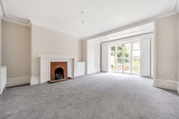 Elegant period townhouse in the heart of Winchester. - Photo 1