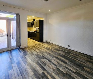 3 bedroom end of terrace house to rent - Photo 2