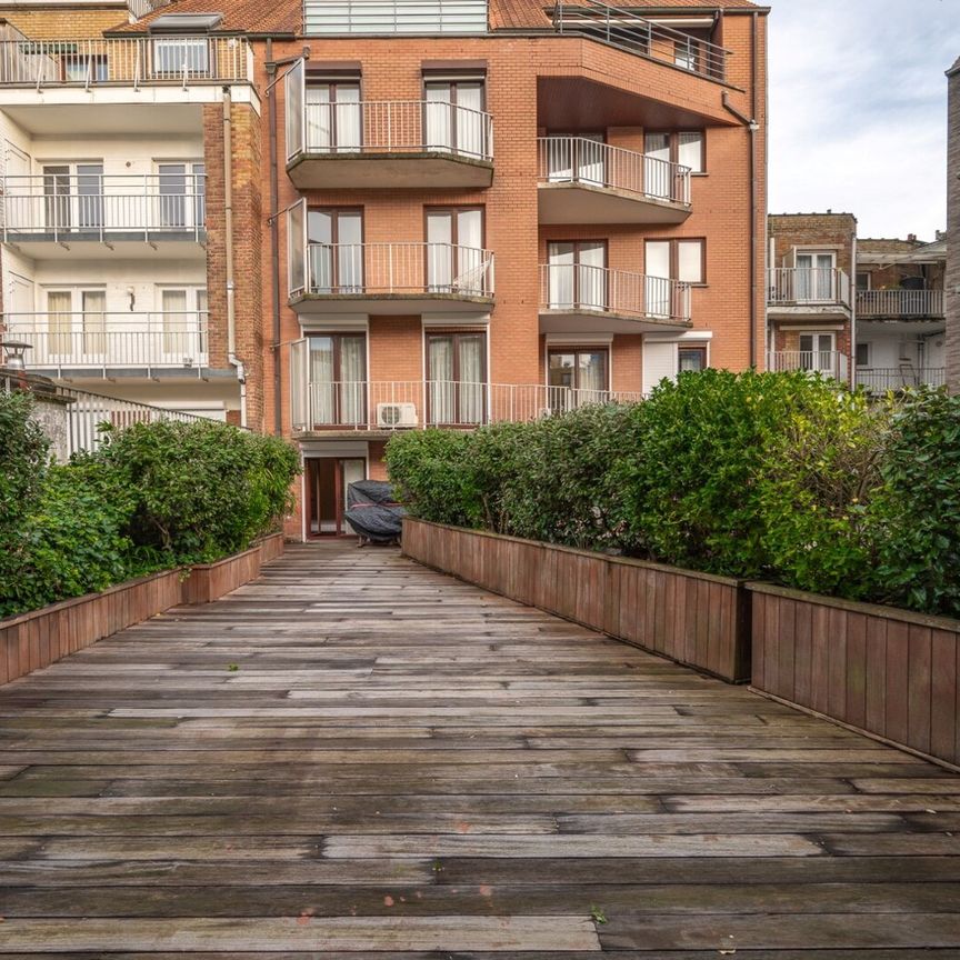 Zeer ruim gemeubeld appartement op wandelafstand van de Zee en de Dumortierlaan! - Photo 1
