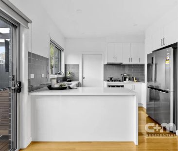 “Contemporary 3-Bedroom Townhouse” - Photo 5