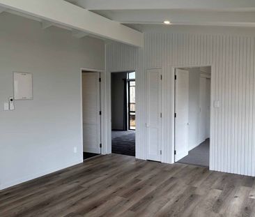Stylish Renovation with Loads of Parking & West-Facing Deck ! - Photo 5