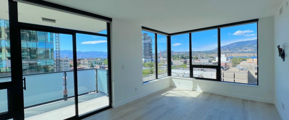 April 15th: Downtown – 2 bed, 2 bath corner unit - Photo 1