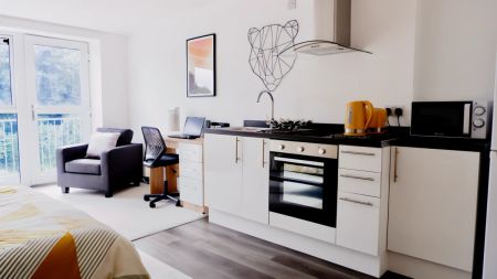 Large Studio Flat - Photo 3