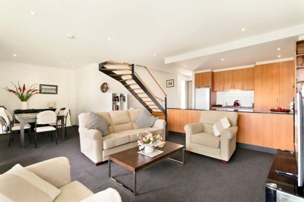 SPACIOUS, STYLISH & FULLY FURNISHED – INNER‑CITY LIVING AT ITS BEST 6 Month Lease Only - Photo 1