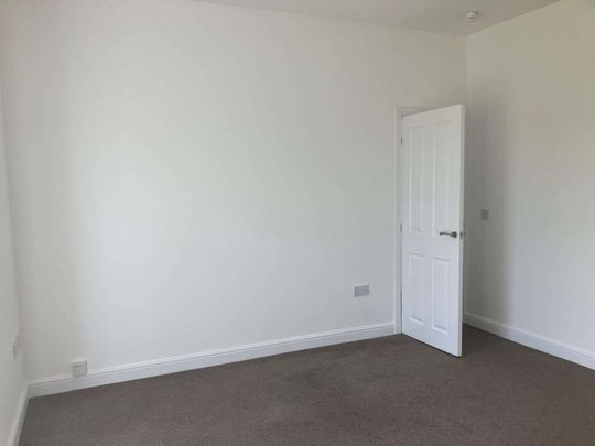Semi detached two bedroom cottage in rural setting in close proximity to the town of Kirkcaldy, Fife and available for rent now. - Photo 1