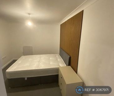 1 bedroom in a flat share to rent - Photo 3
