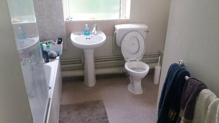 1 bedroom in a flat share to rent - Photo 5